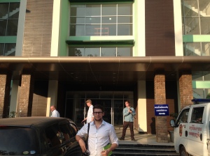 Jan-Fredrik utanför polisstationen efter besöket på CCTV-centralen 