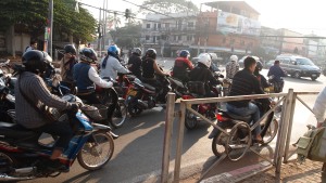 En vanlig syn på Vientianes gator. Motorcyklisterna utgör merparten av fordonisterna .